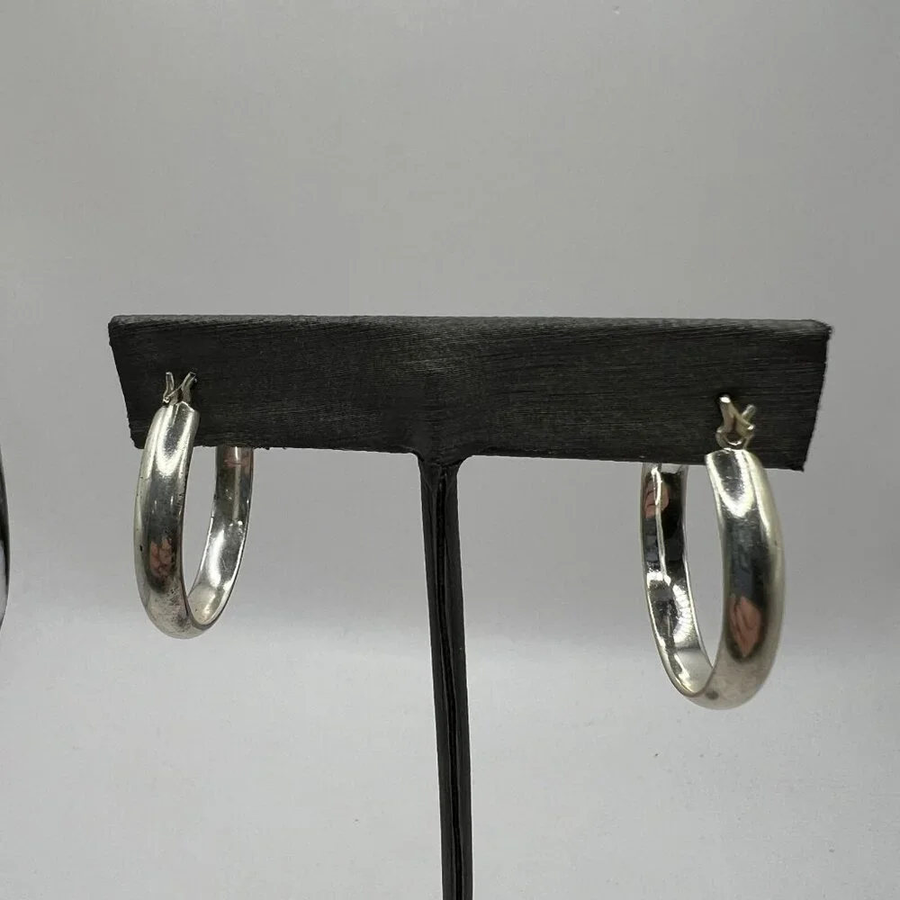 Pierced Hoop Earrings Shiny Silver Tone‎ 1 inch Saddleback Hinged Closure
